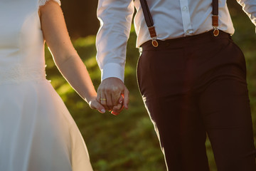 Brautpaar halten H&auml;nde
