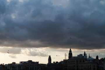 Fototapeta na wymiar Barcelona skyline desde el puerto al atardecer