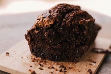 Bizcocho de chocolate sobre tabla de madera