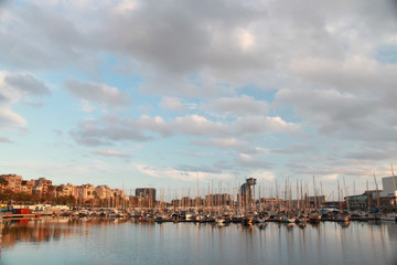 Fototapeta premium Puerto de Barcelona con barcos al atardecer