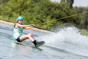 Junge Frau beim Wassersport
