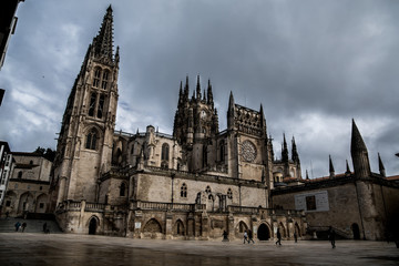 Fototapeta na wymiar La catedral de Burgos desde su base en una mañana nublada.