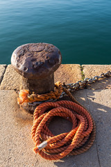 Fototapeta premium Bollard, orange roap and a sea