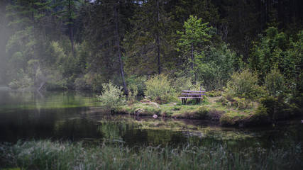 Bank an einem Bergsee