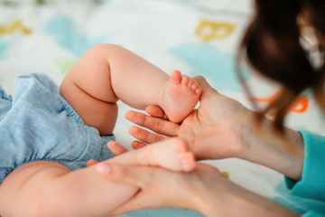 Obraz na płótnie Canvas newborn baby foot