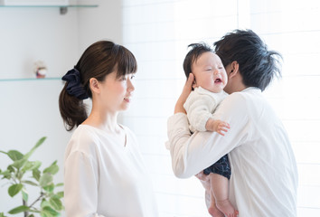 Fototapeta premium 泣いている男の子と若い夫婦