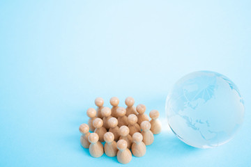 人類繁栄のイメージ　地球儀とミニチュア人形