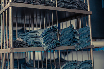 Przemysł odzieżowy, produkcja spodni jeansowych, farbowanie, szycie, pranie, krojenie.