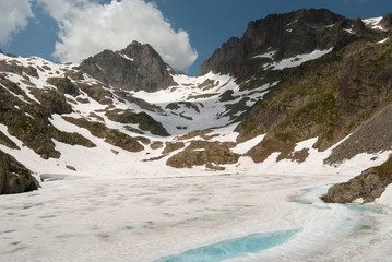 Lac Blanc en pleno deshielo, en la Reserva Natura de las Aiguilles Rouges en los Alpes franceses.
