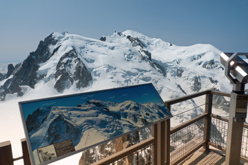 Mirador situado sobre la Aiguille du Midi con vistas sobre el macizo y la cumbre del Mont Blanc (4810 m), en los Alpes franceses. © Orion76
