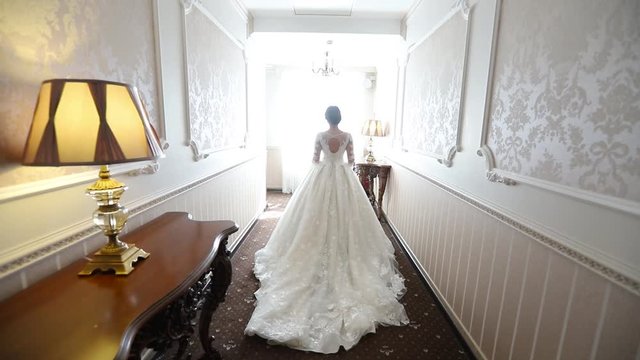 bride in a chic wedding dress