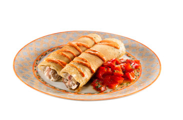 Crepes rellenos de verduras sobre fondo blanco. Crepes stuffed with vegetables on white background.