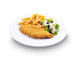 Pechuga de pollo empanada con patatas fritas y ensalada sobre fondo blanco. Breaded chicken breast with french fries and salad on white background.
