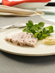  Fiambre de pollo y jamon con salsa y  canónigos . Cold cut chicken and ham with sauce and lamb's lettuce.