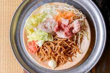 焼く前の焼きそば　生麺　生野菜