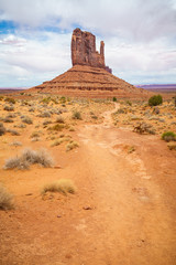 hiking the wildcat trail in the monument valley, usa
