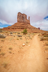 hiking the wildcat trail in the monument valley, usa