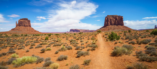hiking the wildcat trail in the monument valley, usa