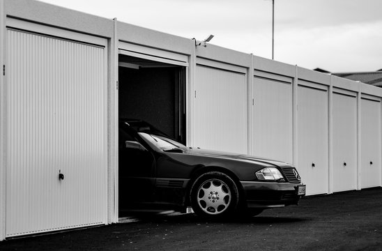 Mercedes-benz 320 SL, R129, Roadster In A Garage