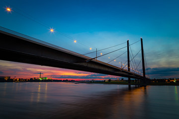 Fototapeta na wymiar Rheinkniebrücke im abends Sonnenuntergang, Rheinufer, Düsseldorf, Germany