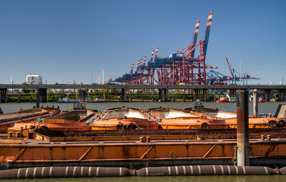 Schuten und Leichter im Hafen Hamburg wolkenlos