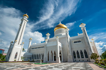 The Sultan Omar Ali Saifuddien Mosque in Bandar Seri Begawan, Brunei - obrazy, fototapety, plakaty
