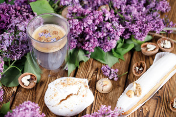 Obraz na płótnie Canvas lilac sweets cake wood