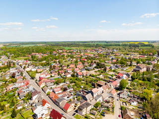 Domy miasteczko drzewa z lotu ptaka © Dariusz