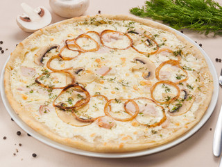 julienne pizza with chicken fillet, onion, mushrooms, cream and cheese