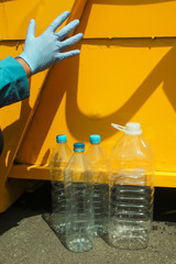 Imagen conceptual de la acción de reciclar plástico con guantes protectores sanitarios para...