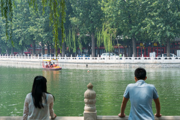China, Peking, Blick von der Uferpromenade am Qianhai See auf ein kleines Boot, Szene (Boot und Schwimmer) am Qianhai See