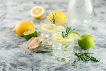 Cooling alcoholic or non-alcoholic cocktail with lemon