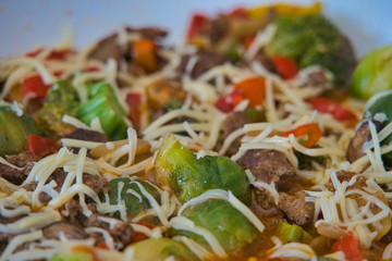 Gem&uuml;se Hackfleisch Thai Pfanne mit Paprika, Brokkoli, Rosenkohl und mit K&auml;se &uuml;berbacken, Produktbild, Nahaufnahme, Low Carb