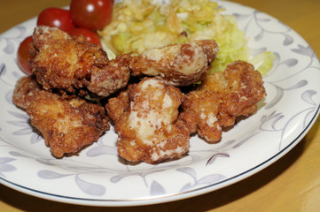 竜田揚げ、蒸しキャベツとプチトマトを添えて