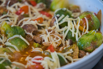 Gemüse Hackfleisch Thai Pfanne mit Paprika, Brokkoli, Rosenkohl und mit Käse überbacken, Produktbild, Nahaufnahme, Low Carb