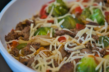 Gemüse Hackfleisch Pfanne mit Paprika, Brokkoli, Rosenkohl und mit Käse überbacken, Produktbild, Nahaufnahme, Low Carb