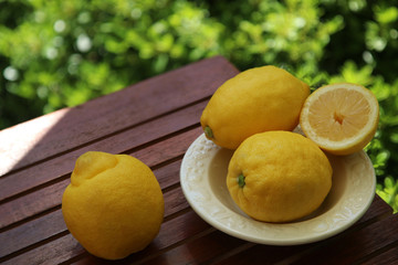 Limoni di Sicilia bio su un tavolo all’aperto sotto il caldo sole d’estate