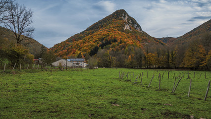 L'entrée du village de Conand dans le Bugey en Auvergne-Rhône-Alpes. Sur la route qui mène au col de Portes en automne.