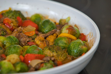 Gemüse Hackfleisch Thai Pfanne mit Paprika, Brokkoli, Rosenkohl, Produktbild, Nahaufnahme, Low Carb
