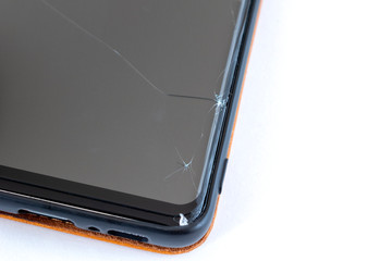 ひび割れたスマートフォンの保護ガラスのクローズアップ