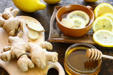 Napój z cytryną, imbirem i miodem wzmacniający odporność © Monika