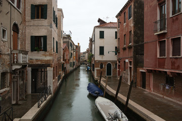Fototapeta na wymiar roads and canals in venice italy without crowds in dull weather