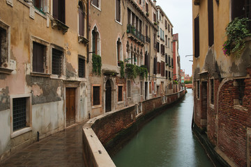 Obraz na płótnie Canvas roads and canals in venice italy without crowds in dull weather