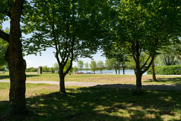 Obraz premium Der Altmühlsee im Fränkischen Seenland ist ein beliebtes Ausflugsziel. Der See und die Wander- sowie Radwege ziehen sowohl sportbegeisterte als auch erholungssuchende Besucher an.