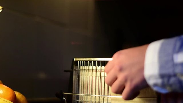 Volteando una loncha de pan de molde en una tostadora.