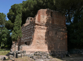 Fototapeta na wymiar rudere antico sulla via appia antica di Roma