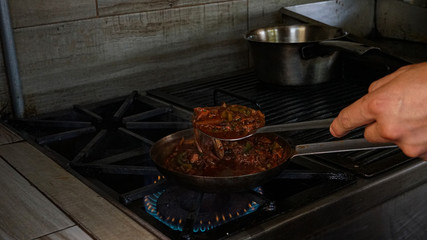 Cocina del mar pescado en tomate 