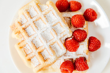 Waffeln mit Puderzucker und Obst