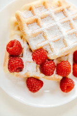 Dicke Waffeln mit Puderzucker und Himbeeren