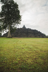 Fototapeta na wymiar Vue d'ensemble portrait Temple à Yogjakarta en Indonésie